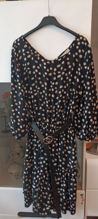 Czarna sukienka w beżowe grochy 40