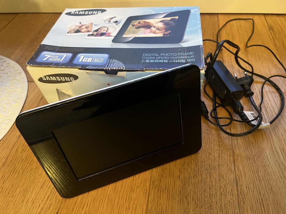 Elektroniczna cyfrowa ramka ma zdjęcia