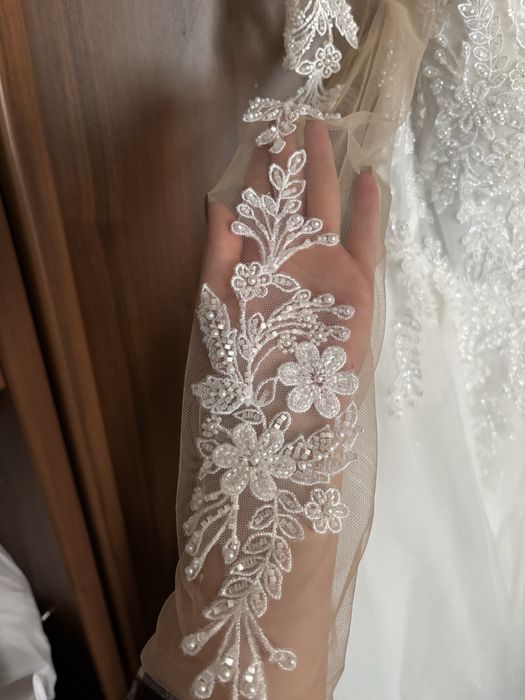 Гарна весільна сукня