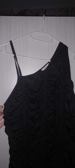 Czarna sukienka marszczona asymetryczna na ramiączkach