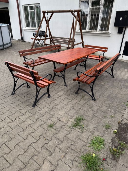 Używany zestaw ogrodowy , stół plus 4 ławki