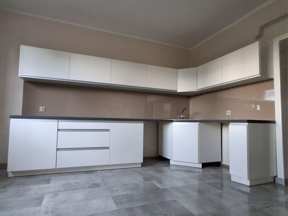 Białe narożne meble kuchenne