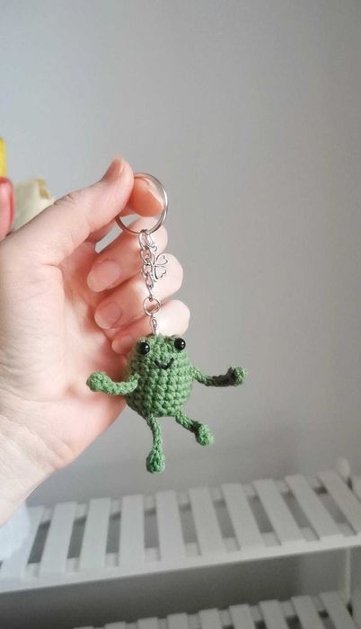 Żabka na szydełku, breloczek, zawieszka handmade