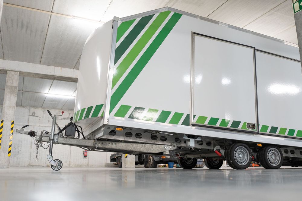 Reboque fechado para transporte de carros de luxo; rally; Velocidade