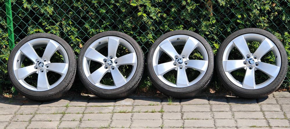 SKODA 17 cali oryginalne felgi  + Opony Barum Bravuris 3 HM 205/40 R17 84Y XL (wersja wzmocniona). Bardzo dobry stan.
