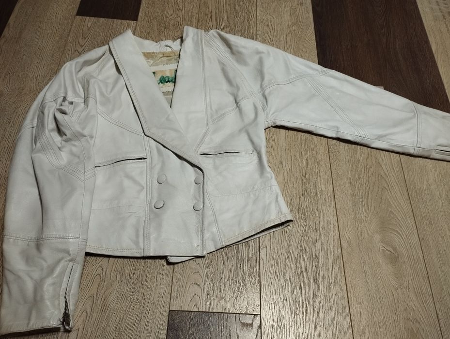 Белая кожаная куртка