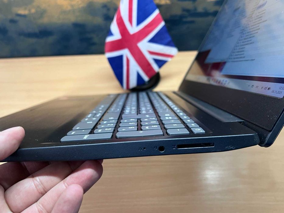 Lenovo V15-ADA 15.6" TN+film FHD Ryzen 3-3200U 12/256Gb