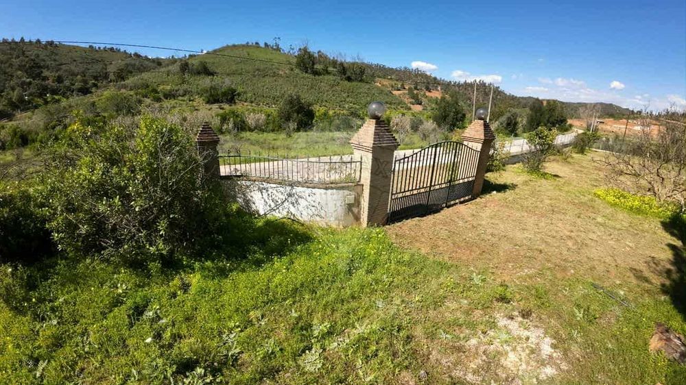 Quinta aprazível, perto de Silves com ribeira e com parcela urbana