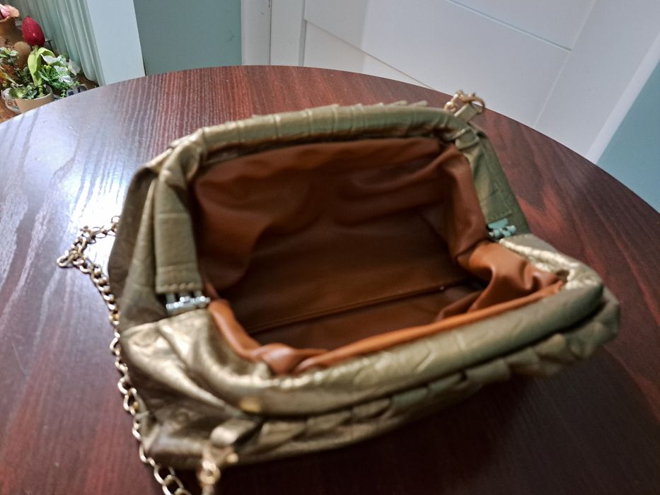 Torebka złota na łańcuszku