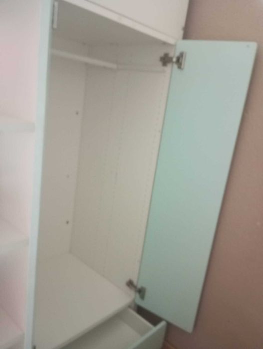 Beliche IKEA com secretária e roupeiro.