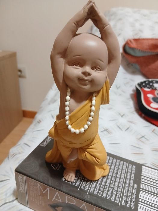 Monge Marala traje amarelo