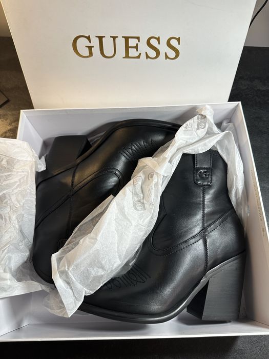 Жіночі ботильони GUESS