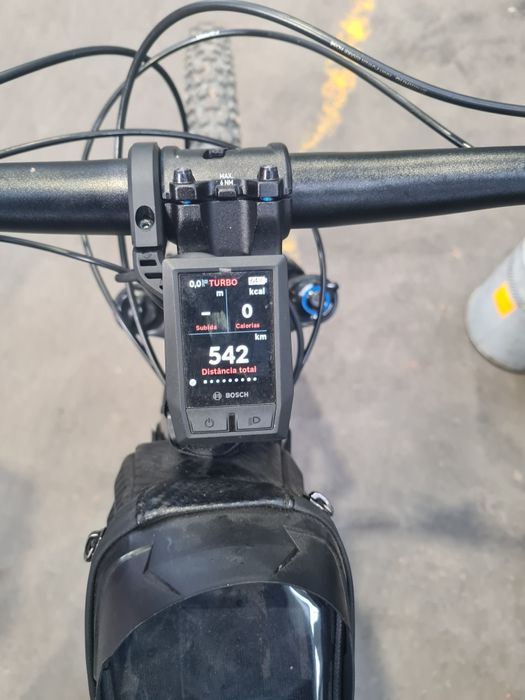 Bicicleta eléctrica marca cube semi nova com motor bosch