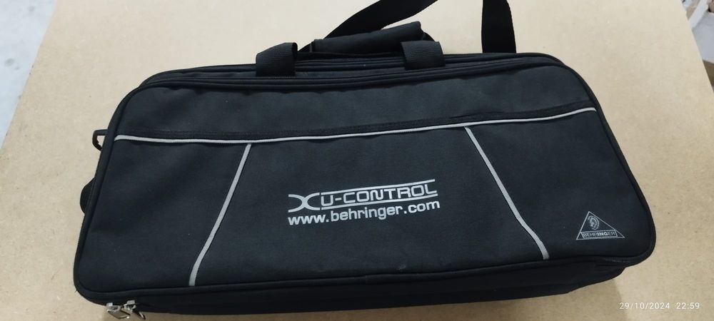 Controlador midi /USB Behringer UMA25s