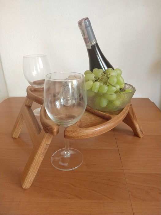 drewniany stolik na wino i dwa kieliszki