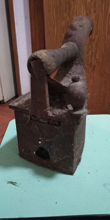 Ferro antigo de passar a roupa a ferro