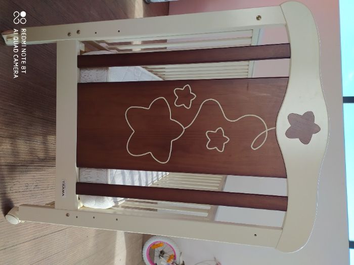 Cama de grades/berço da marca Trama (grupo Bébécar)