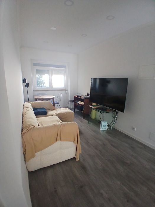 Quarto para alugar em T2 em Queluz