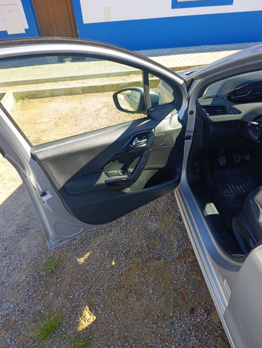 Peugeot 208 1.2 Gasolina 2013 – 123 mil km – Muito estimado