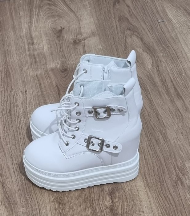 Bota plataforma  branca