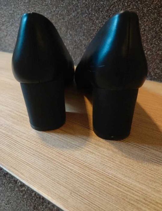 Czółenka czarne na słupku