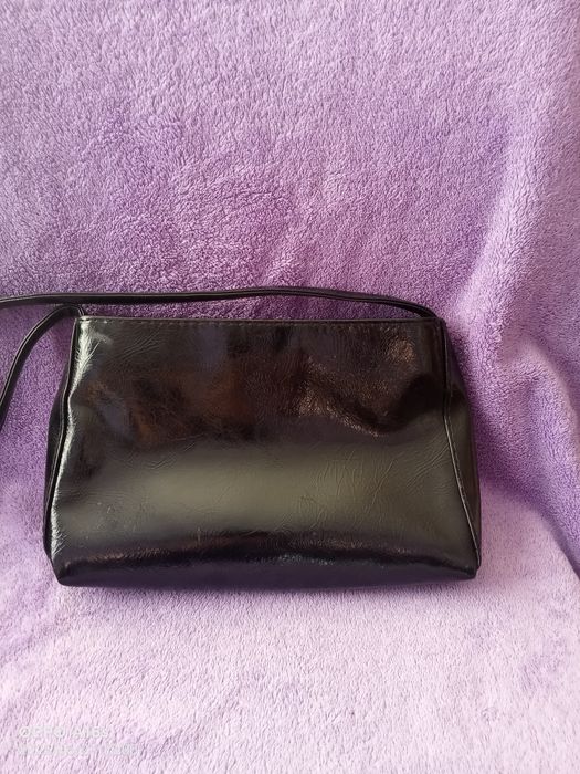 Torebka czarna na krótkim pasku