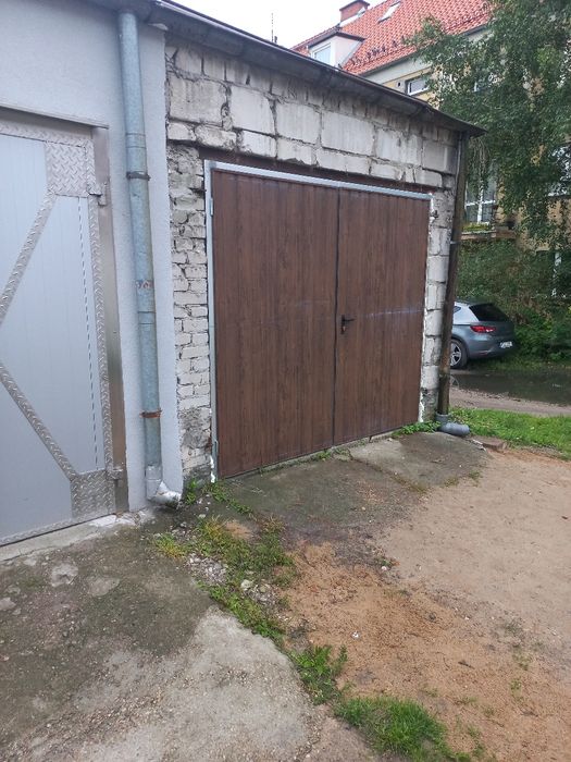 Brama garażowa do muru dwuskrzydłowa