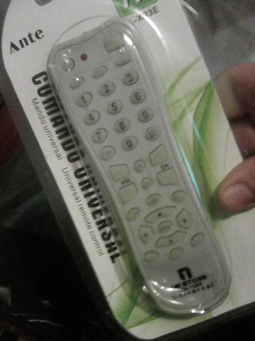 Vendo 2 comandos universais para TV por 8€
