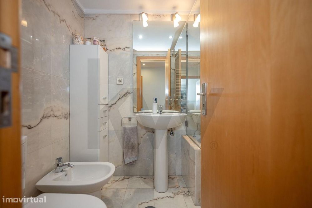 Apartamento T2 com varanda e garagem no Pinheiro Manso, Porto