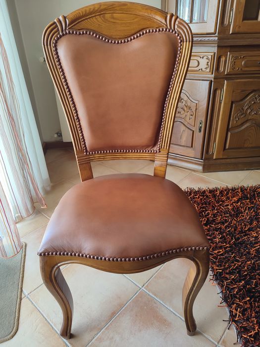 Móvel de sala com mesa e 6 cadeiras