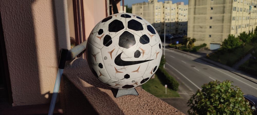 Bola de futebol Nike Academy + 1