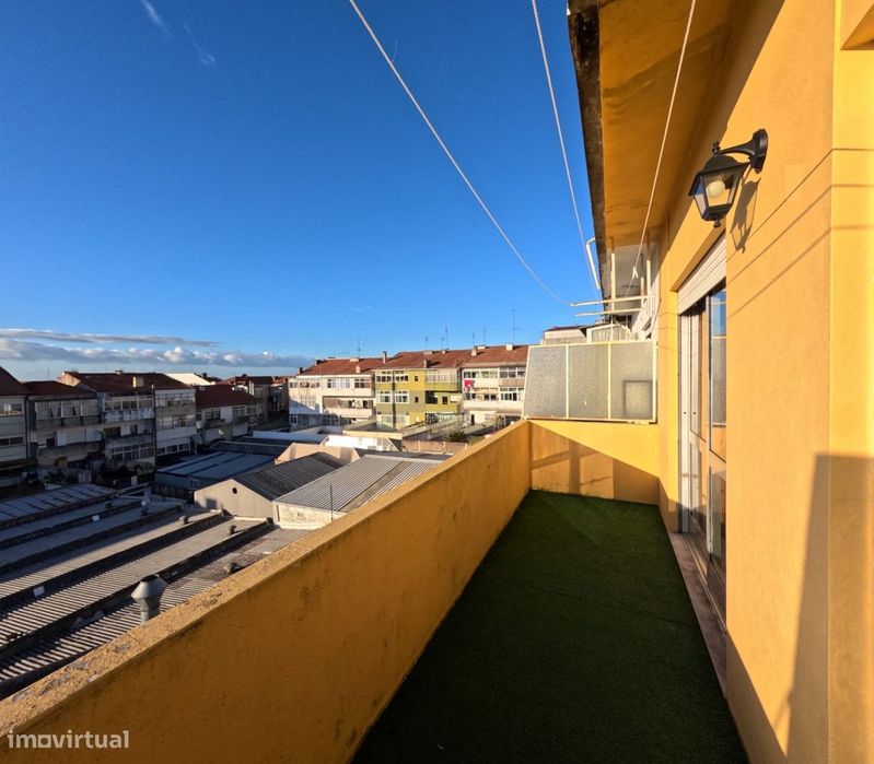 Arrenda-se T1 à Constituição – equipado, com terraço e varanda