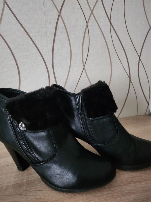 Botki czarne na obcasie.