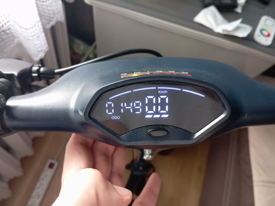 Hulajnoga elektryczna Red Bull Racing 8, 5