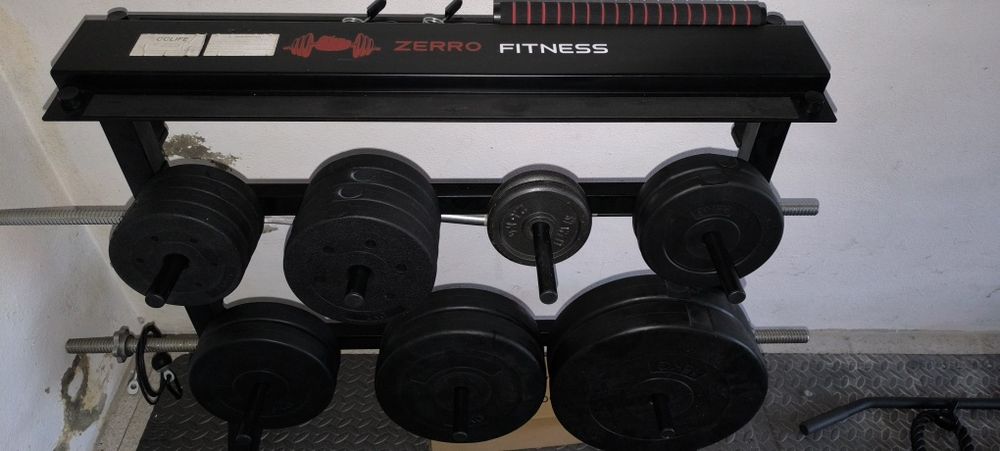 Vendo rack com vários discos de pesos e 4 halteres