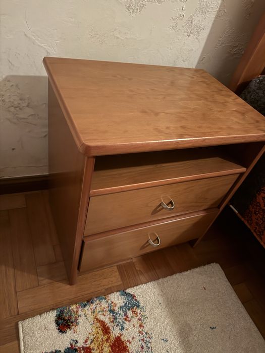 Cama e 2 mesas de cabeceira