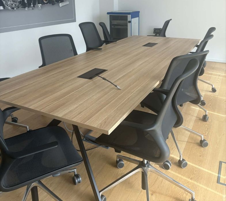 Stół konferencyjny MARO Axy Y 300 × 120 cm – dąb, mediaport