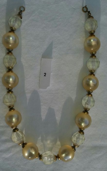 Diversos colares em bijuteria para Senhora