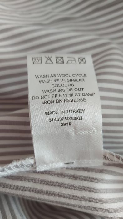 Bluzeczka w paski zapinana na haftki.