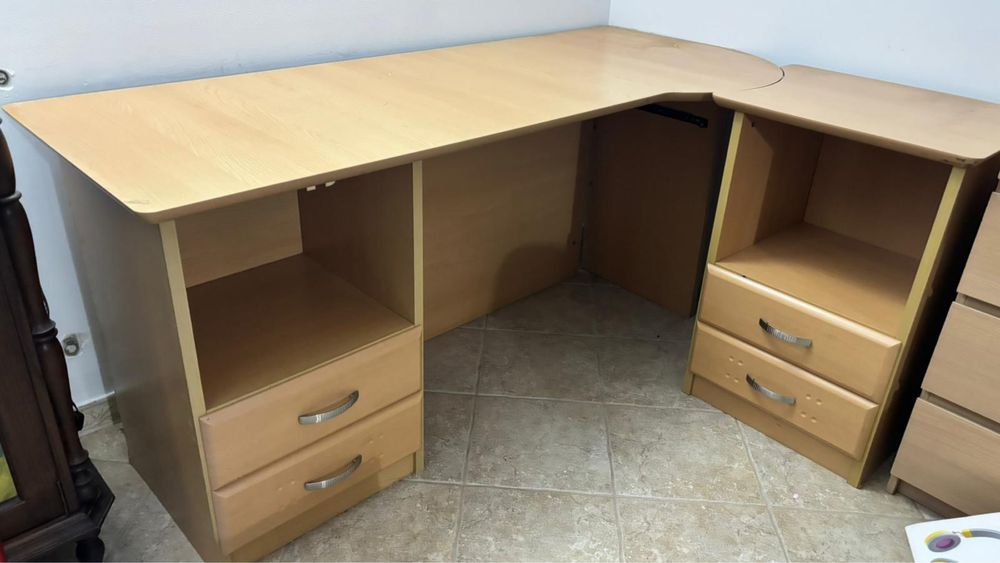 Secretaria com 4 gavetas