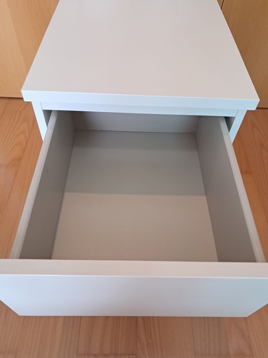 Mesa de cabeceira branca, Ikea.