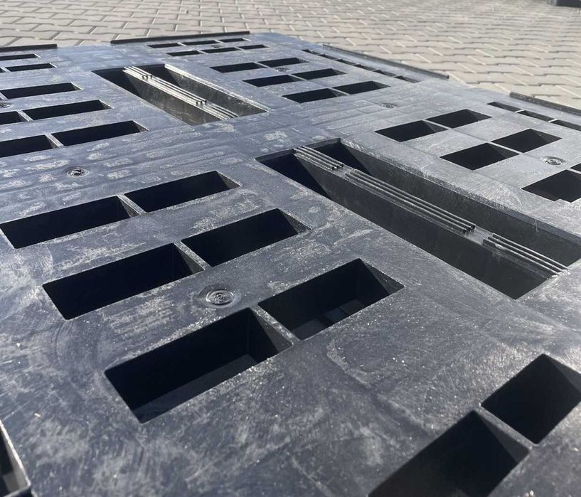 Palety plastikowe, używane 120x100x15cm w bardzo dobrym stanie