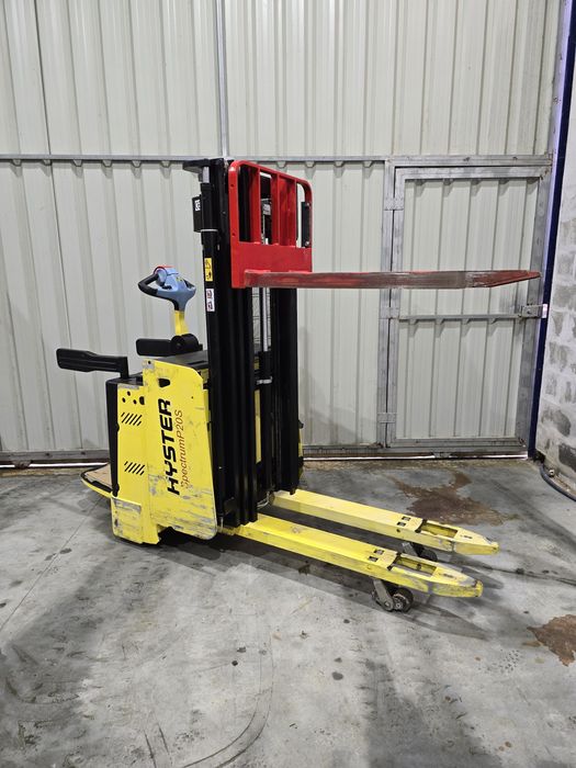Porta-Paletes Elétrico Triplex Marca Hyster