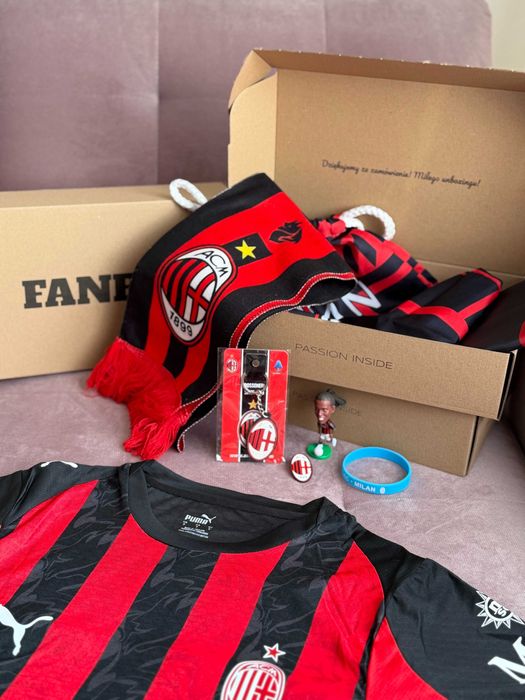 FanBox z koszulką piłkarską prezent walentynkowy dla niego FCBarcelona