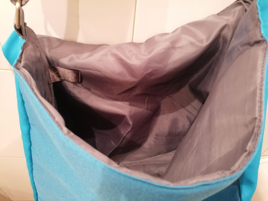 Mala saco à tiracolo, da Calvin Klein, tem um bolso com fecho na aba