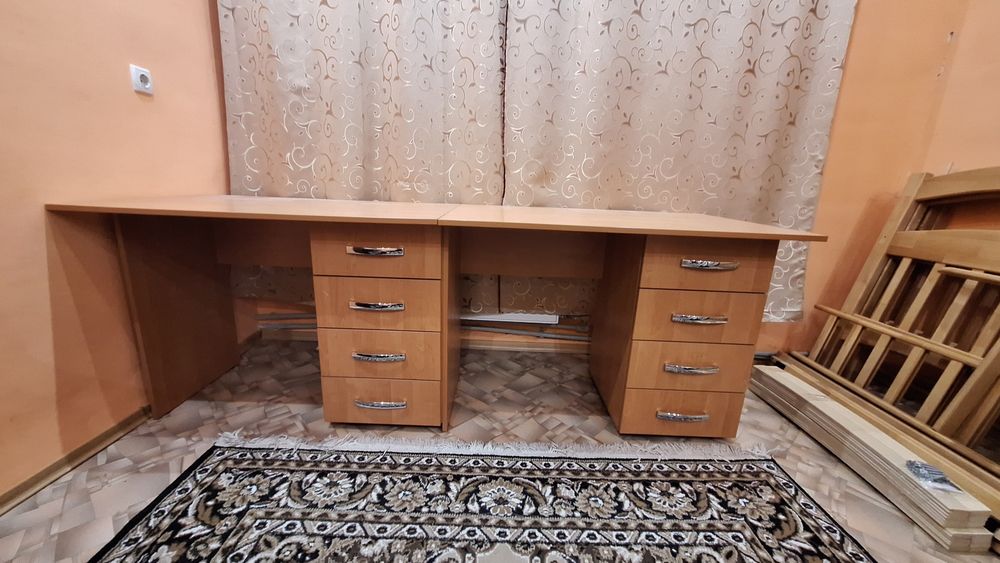 2 письмових столи