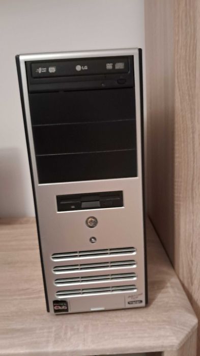Sprzedam komputer stacjonarny.