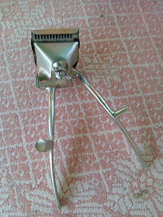 Стара машинка для стрижки волосся ( ручна)