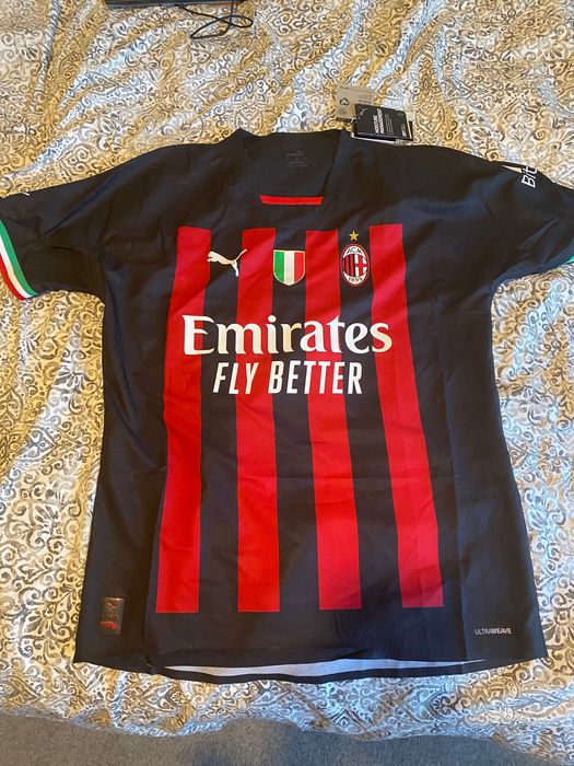 Спортивная футболка