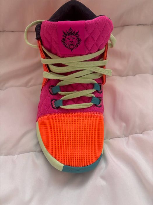 Продаю женские кроссовки Nike